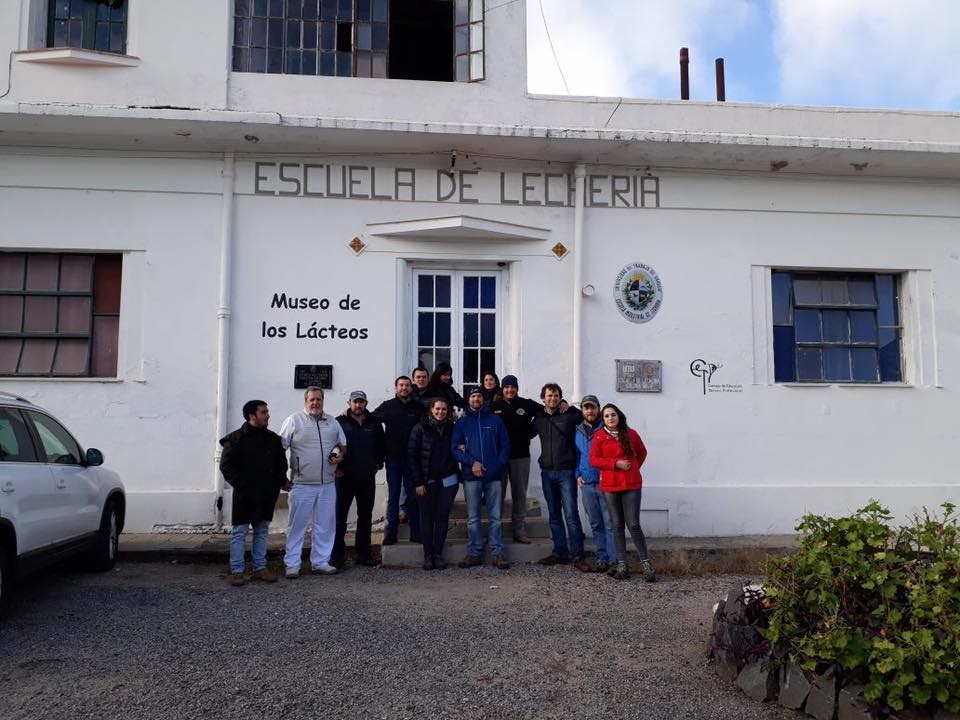 Jóvenes lecheros Renovales conocieron cadena productiva láctea uruguaya
