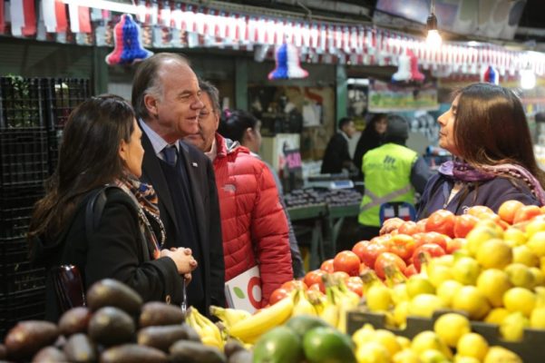 Ministro Walker muestra alternativas saludables y económicas para celebrar este 18