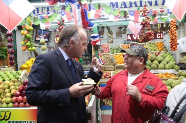 Ministro Walker muestra alternativas saludables y económicas para celebrar este 18