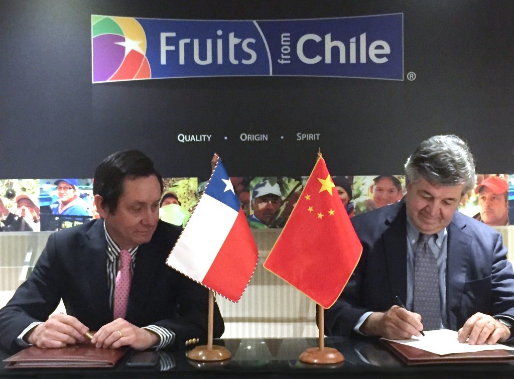 Chile y China firman histórico acuerdo de cooperación en frutas frescas