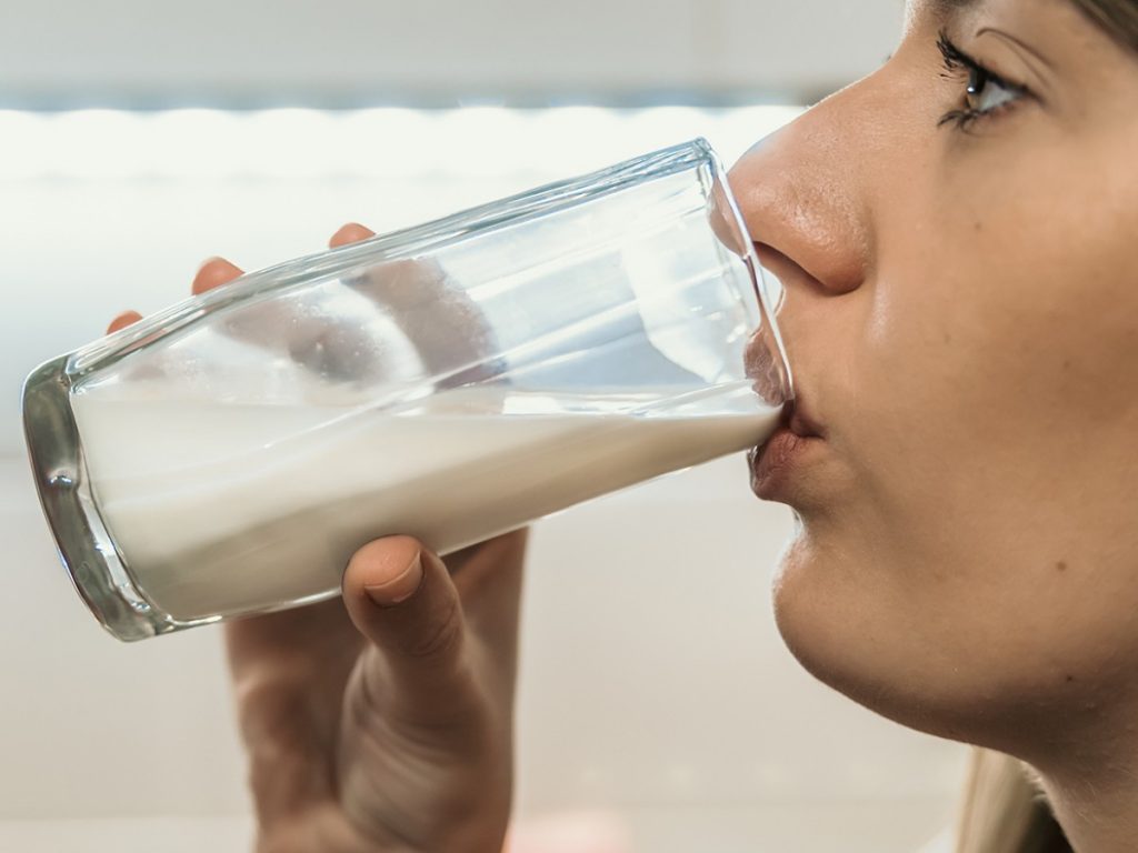 Пьет молоко на английском. Женщина пьющая молоко из стакана. Человек пьет молоко. Девушка лакает молоко. Вкусное молоко пьёт.